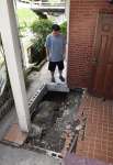 ８月の大雨ですぐ近くの狩川が氾濫、玄関前に大きく穴が開いた住宅＝５日、姶良市平松