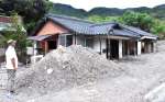 家中に土砂が流れ込み全壊認定された住宅＝２日、霧島市福山町福山