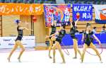新体操少年女子、団体競技で息の合った演技を見せる鹿児島＝滋賀ダイハツアリーナ