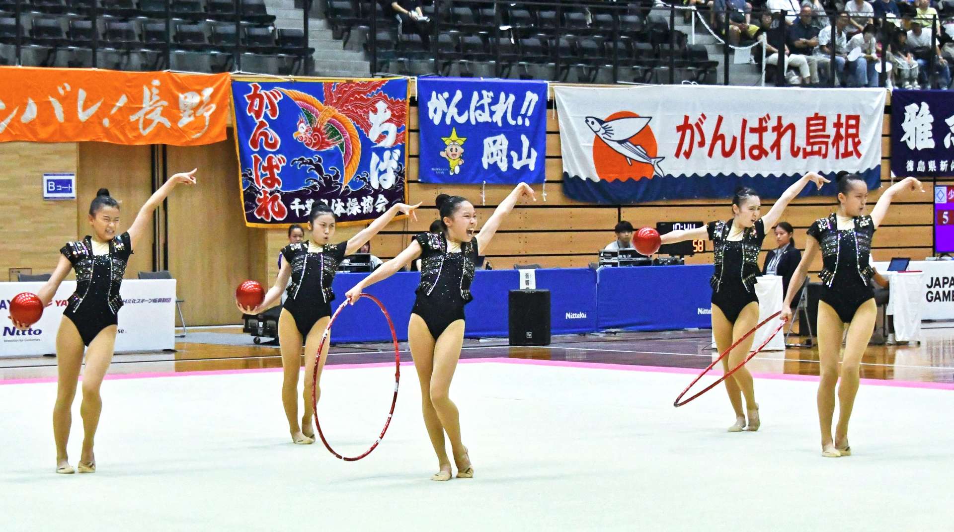 新体操少年女子、団体競技で息の合った演技を見せる鹿児島＝滋賀ダイハツアリーナ