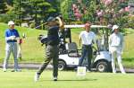 熱戦を繰り広げる選手たち＝かごしま空港３６ＣＣ