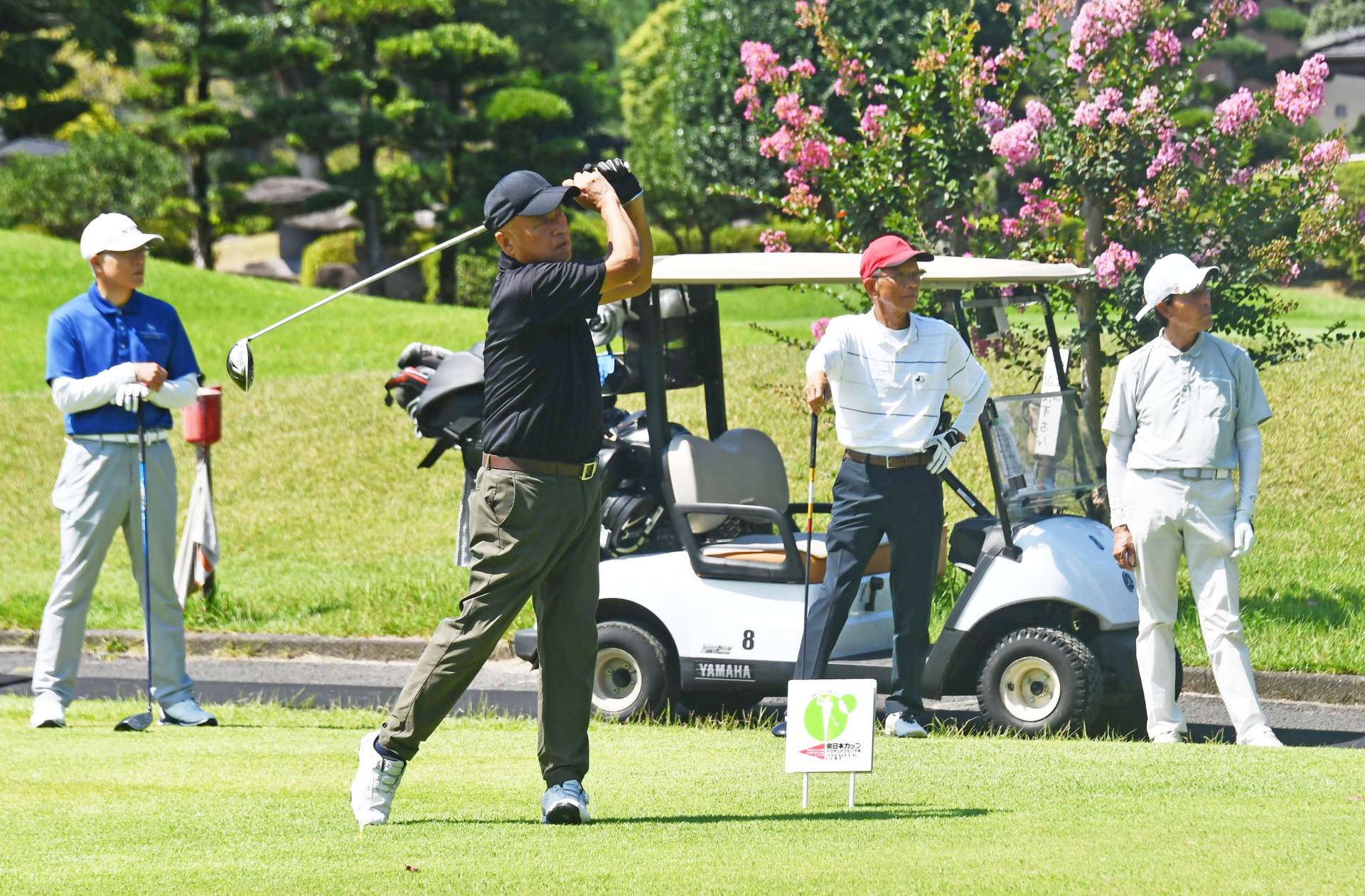 熱戦を繰り広げる選手たち＝かごしま空港３６ＣＣ