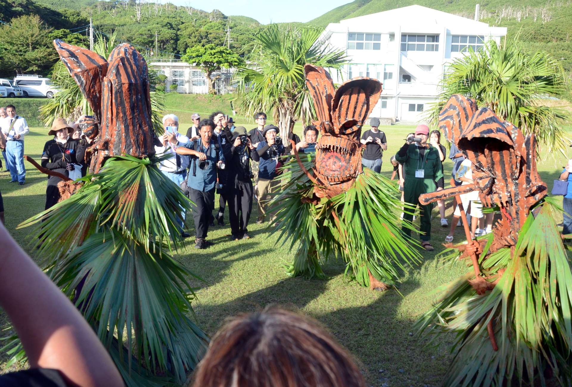 縦横無尽に駆け回る仮面神「ボゼ」＝７日午後５時すぎ、鹿児島県十島村悪石島