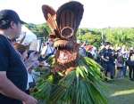 子どもや女性に赤土をつけて回る仮面神「ボゼ」＝７日午後５時すぎ、鹿児島県十島村悪石島