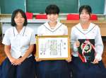国分中央高校の（右から）榎園奈桜さん、岩田桃佳さん、椎原月乃さん＝霧島市国分中央１丁目の同校