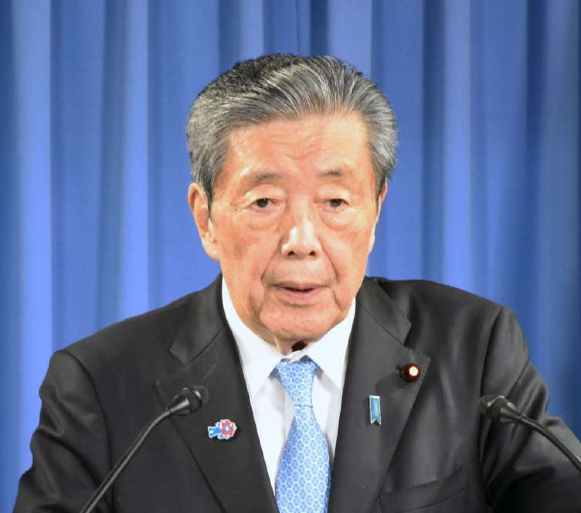 記者団の取材に応じる自民党の森山裕幹事長＝７日午後７時すぎ、東京・永田町の党本部