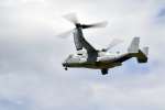 海上自衛隊鹿屋航空基地に降り立つ米海兵隊の輸送機ＭＶ２２オスプレイ＝８日午後０時３３分、鹿屋市野里町