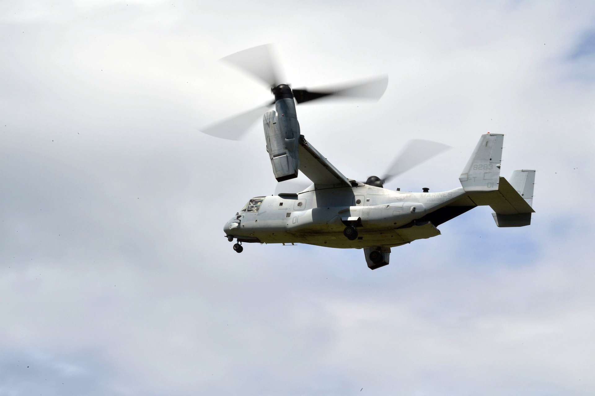 海上自衛隊鹿屋航空基地に降り立つ米海兵隊の輸送機ＭＶ２２オスプレイ＝８日午後０時３３分、鹿屋市野里町