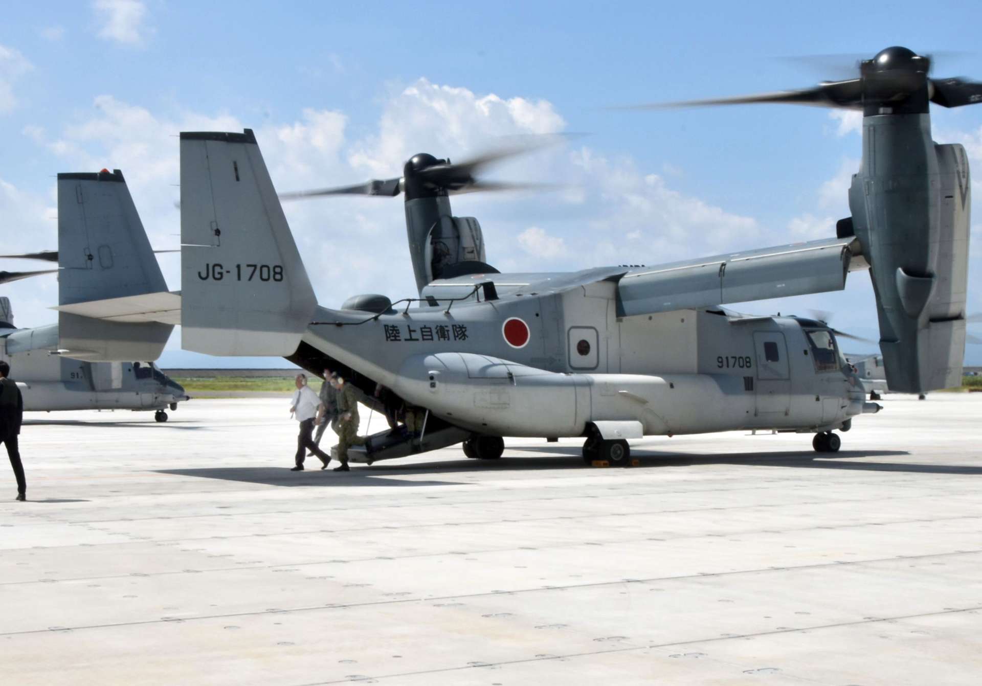 オスプレイ体験搭乗を終え、機体から降りる中谷元防衛相＝７日、佐賀市の佐賀駐屯地