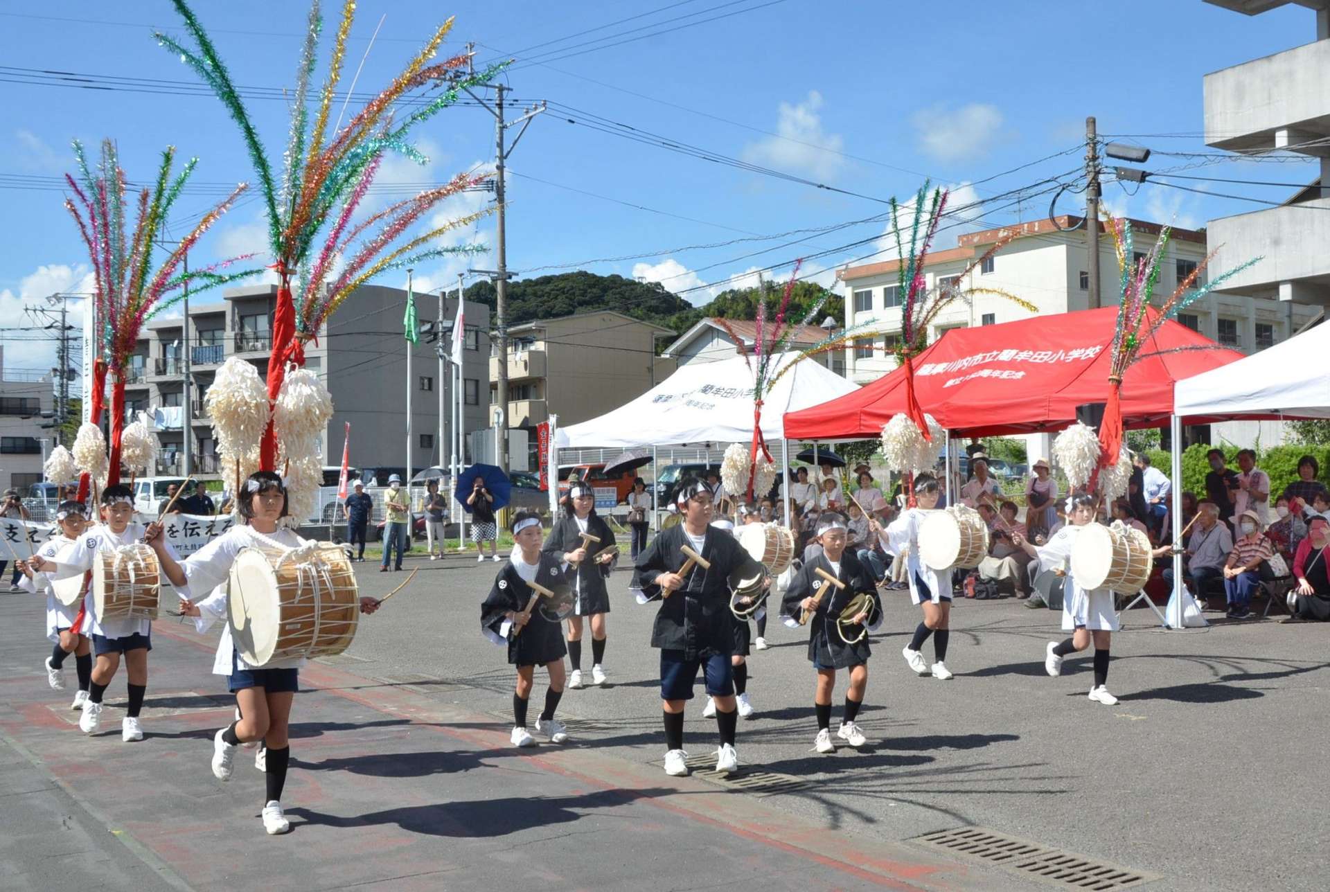 小山田町太鼓踊りを披露する小山田小児童ら＝７日、鹿児島市下伊敷１丁目