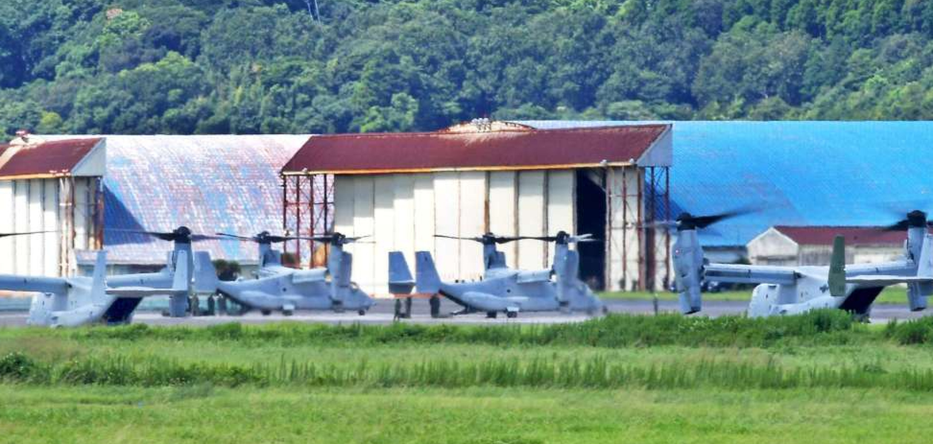 駐機場に相次いで飛来した米海兵隊の輸送機ＭＶ２２オスプレイ＝８日午後０時４９分、鹿屋市野里町