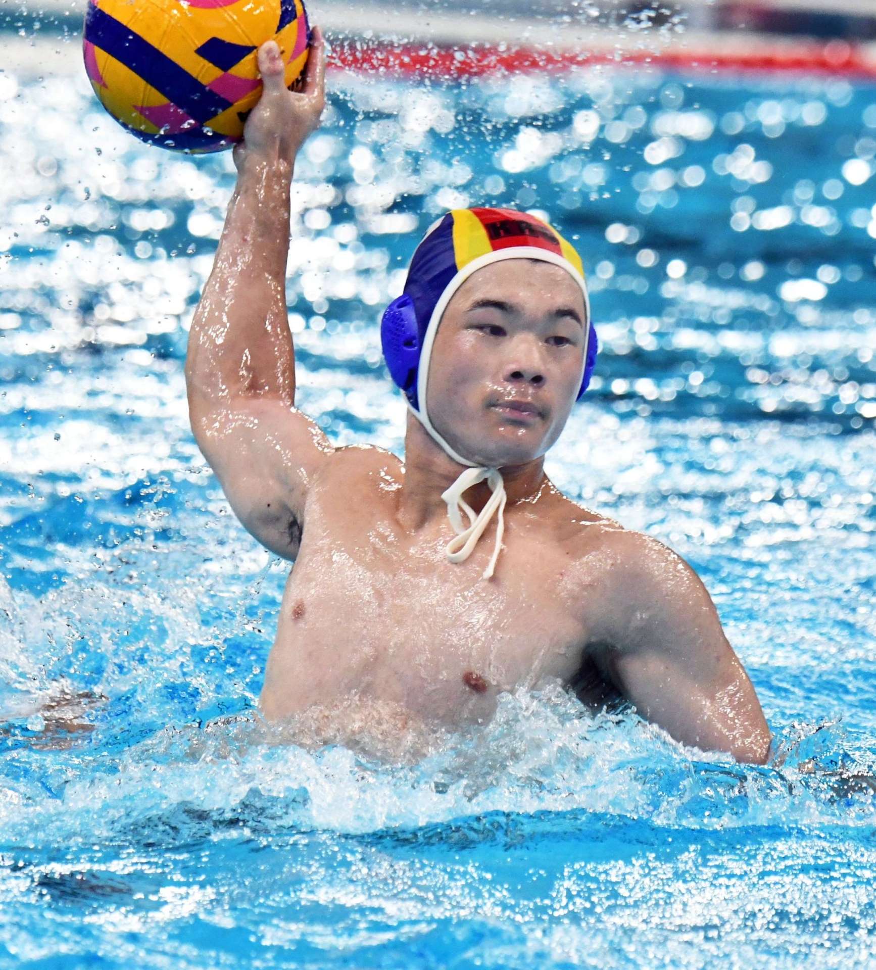 予選リーグ京都戦、鹿児島の牟田がシュートを決め１１－１０とする＝インフロニア草津アクアティクスセンター