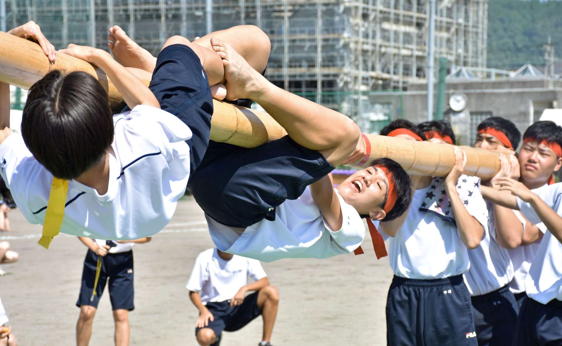 棒上で熱戦を繰り広げる生徒＝６日、姶良市の加治木高校