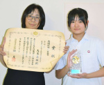 〈関連〉全日本中学生水の作文コンクール最優秀賞に輝いた大峯果林さん（右）と指導した前田直子教諭＝都城市妻ケ丘町の都城泉ケ丘高校付属中学校