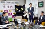 協定締結式を終えあいさつするヤマト運輸宮崎主管支店の久龍猛志支店長（中央）＝えびの市役所