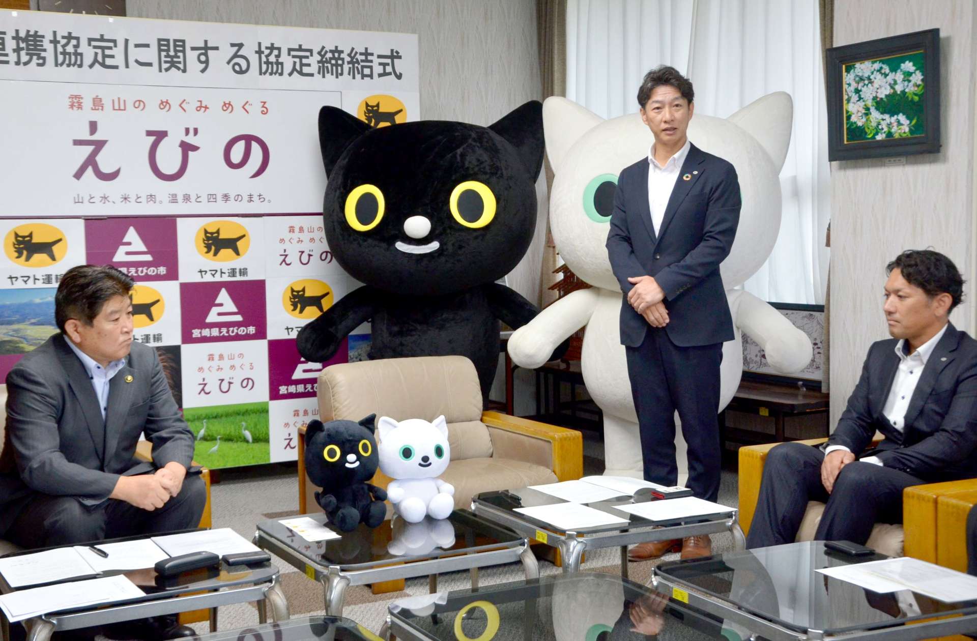 協定締結式を終えあいさつするヤマト運輸宮崎主管支店の久龍猛志支店長（中央）＝えびの市役所