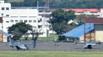 海上自衛隊鹿屋航空基地に着陸し駐機場に向かう陸上自衛隊の輸送機Ｖ２２オスプレイ＝９日午後１時１５分ごろ、鹿屋市野里町