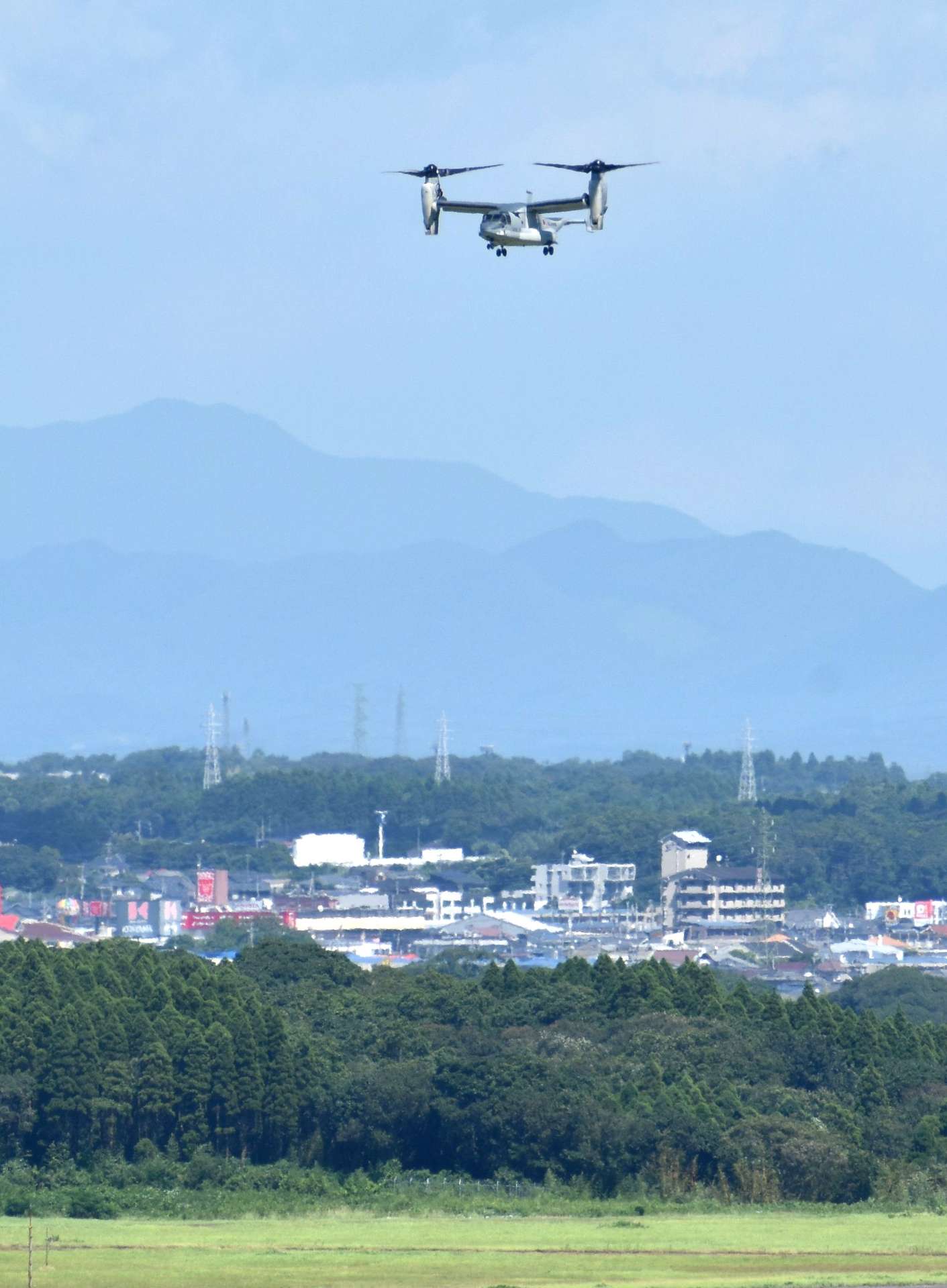 〈ヘリモードの別カット〉基地に着陸する陸上自衛隊の輸送機Ｖ２２オスプレイ＝９日午後１時５分ごろ、鹿屋市野里町