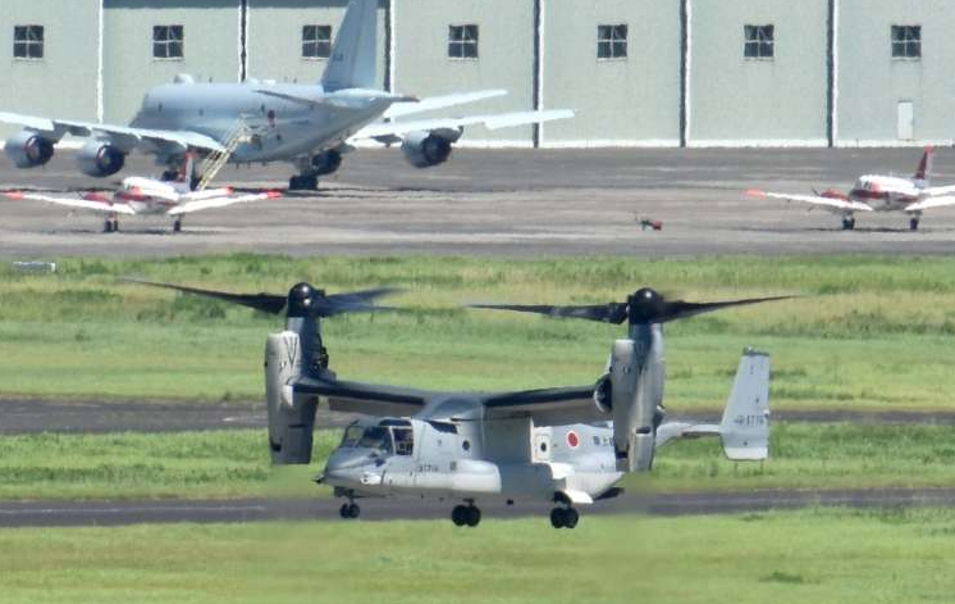 海上自衛隊鹿屋航空基地に着陸する陸上自衛隊の輸送機Ｖ２２オスプレイ＝９日午後０時１５分ごろ、鹿屋市野里町