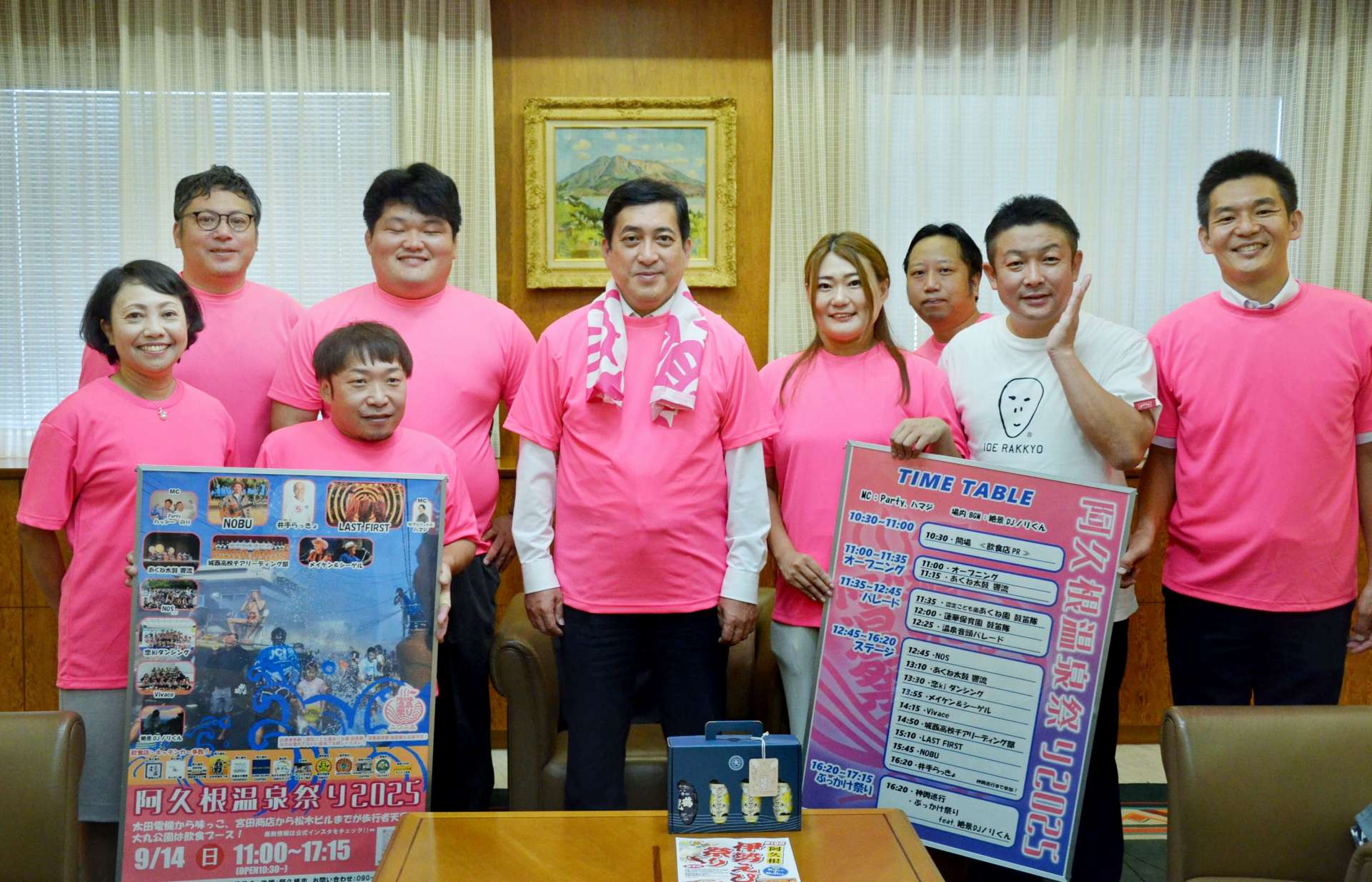 阿久根温泉祭りをＰＲする実行委員会のメンバーら＝５日、県庁