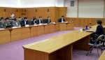 参考人の意見を聞く県議＝９日、県議会