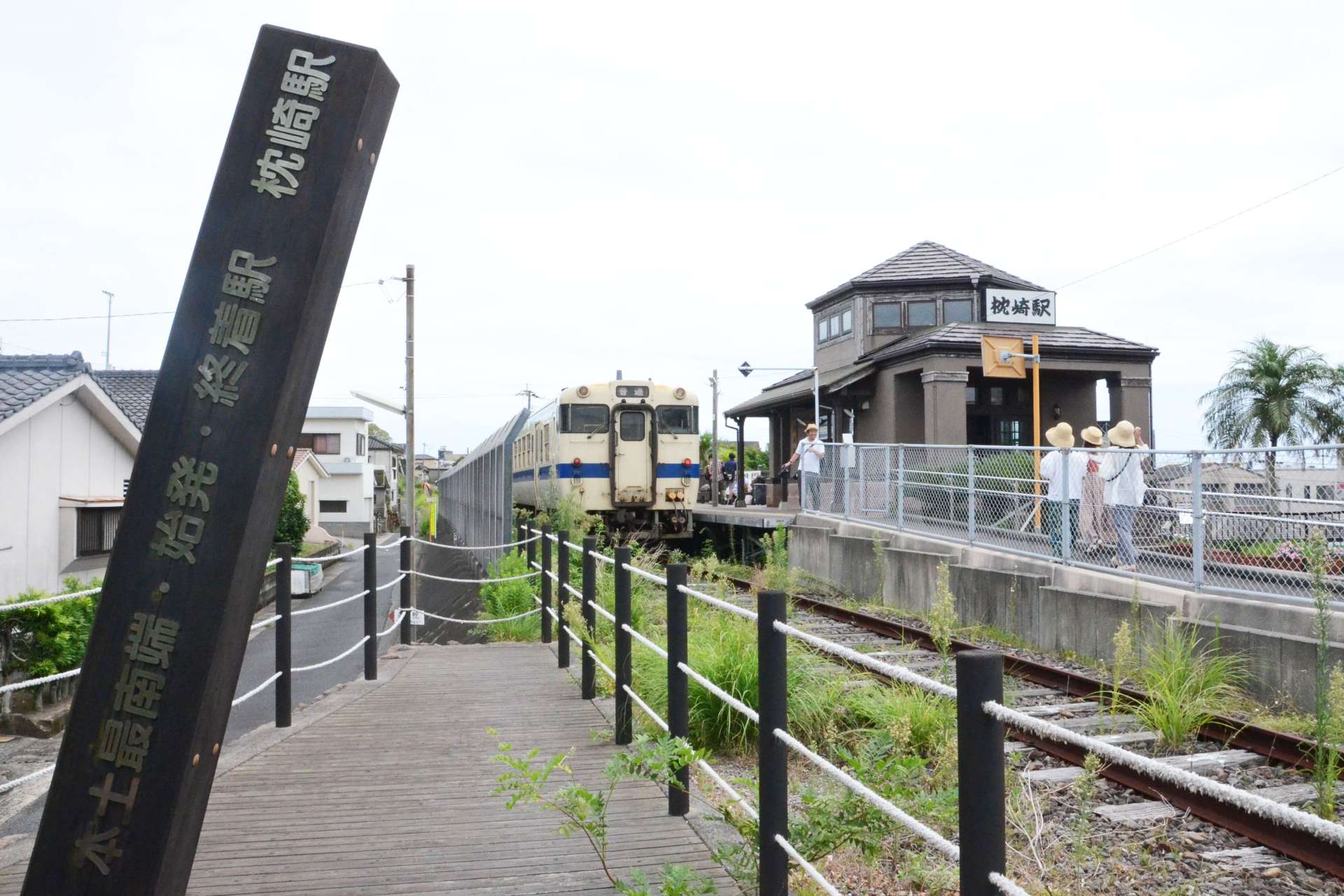 本土最南端の終着駅・枕崎駅。週末や連休中は観光客でにぎわう＝８月１２日、枕崎市