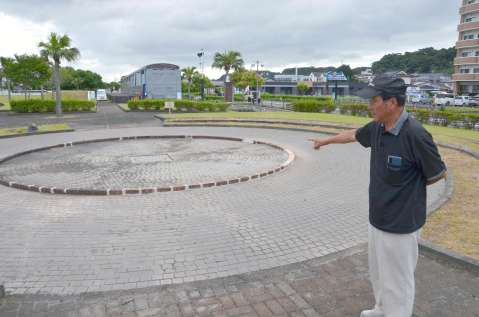 志布志機関区時代に転車台があった場所を懐かしむ伊地知孝さん＝７月、志布志市の志布志鉄道記念公園
