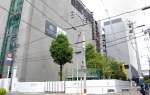 再開発中のＪＲ鹿児島中央駅西口周辺。ＪＲ九州が手がける分譲マンションの工事が進む＝８月２２日、鹿児島市