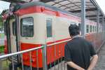 かつて整備した「キハ５２」を眺める伊地知孝さん＝７月、志布志市の志布志鉄道記念公園