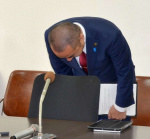 〈資料写真〉記者会見で職員の不祥事について謝罪する日置市の永山由高市長＝８月２９日、同市役所