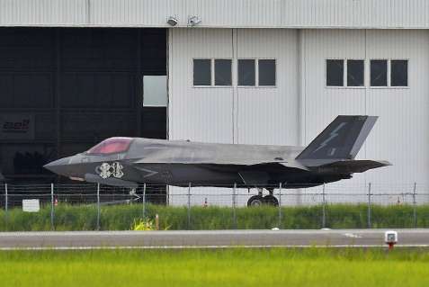 〈別アングル〉エンジントラブルで緊急着陸した英軍のＦ３５Ｂステルス戦闘機＝８月１２日、霧島市の鹿児島空港
