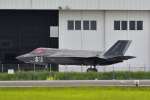 〈別アングル〉エンジントラブルで緊急着陸した英軍のＦ３５Ｂステルス戦闘機＝８月１２日、霧島市の鹿児島空港