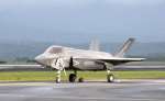 鹿児島空港に緊急着陸したイギリス軍のＦ３５Ｂステルス戦闘機＝８月１０日午後６時３７分、霧島市