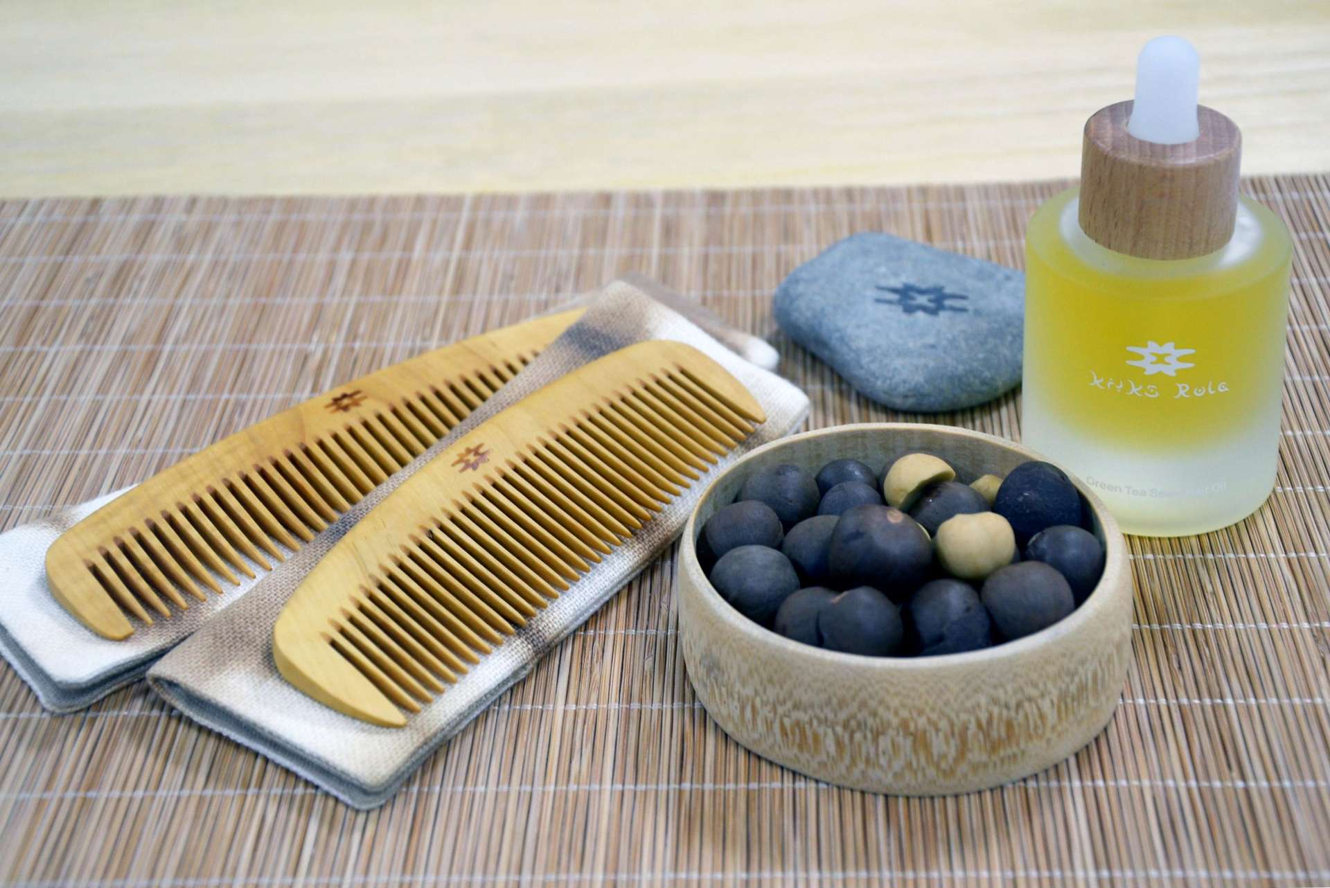 フェアで販売される錦江町の茶の実を使ったヘアオイルと指宿市で作られたくし＝１０日、鹿児島市の山形屋