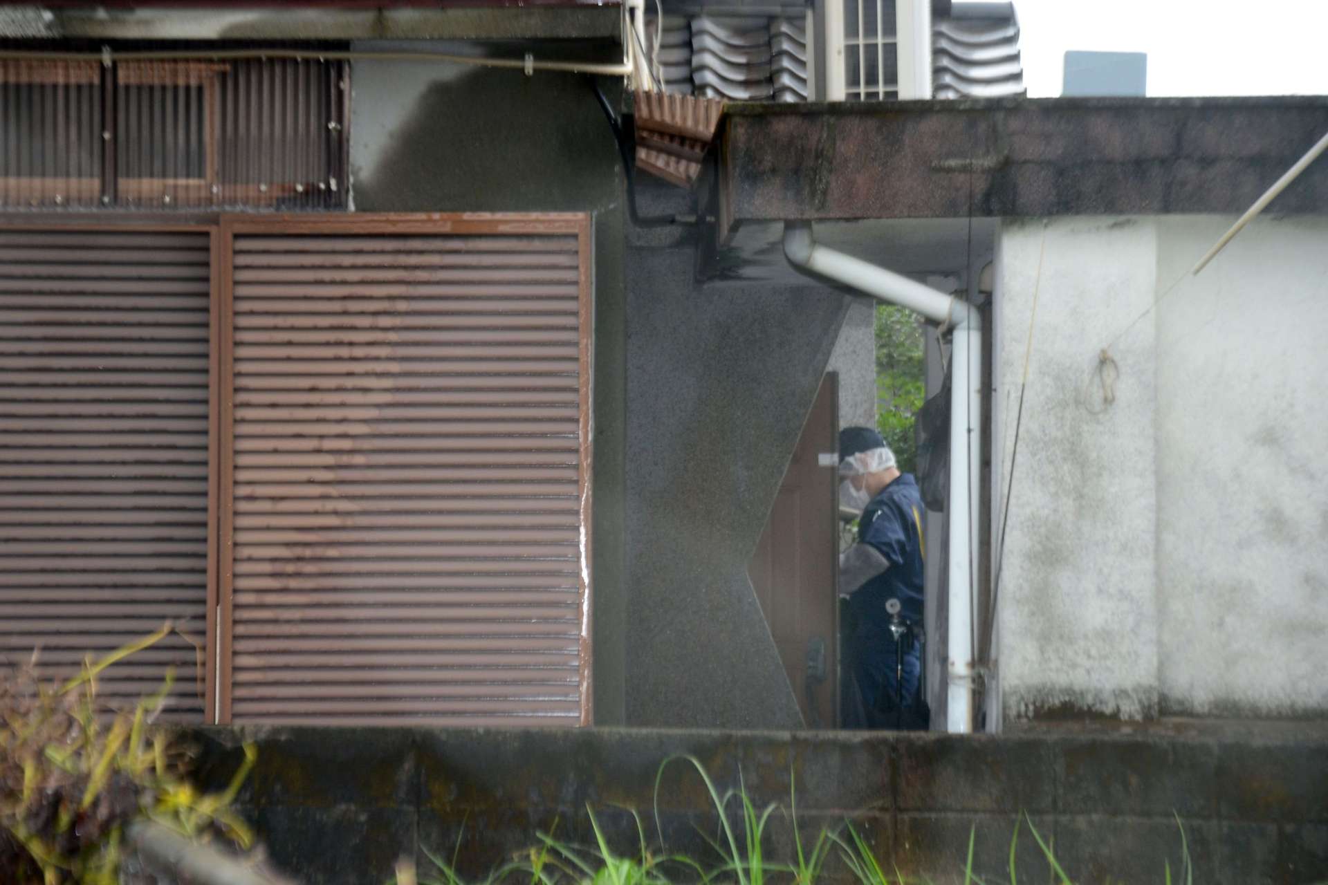 〈別アングル〉現場を調べる捜査員＝１０日午前１０時５４分、鹿児島市桜島