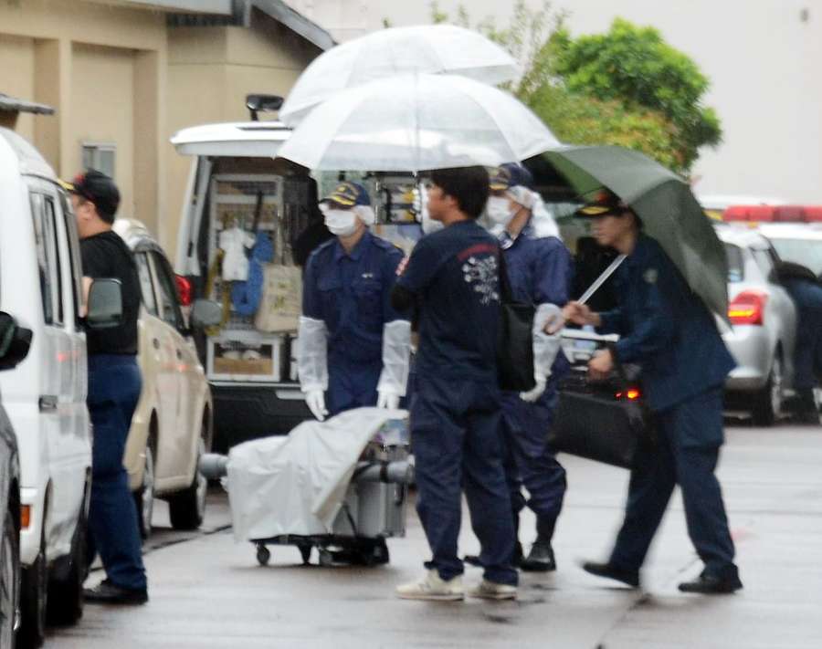 現場を調べる捜査員ら＝１０日午前９時４４分、鹿児島市桜島