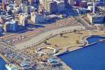更地となっているドルフィンポート跡地（中央）で県の新総合体育館計画が進む＝１月８日、本社チャーター機から