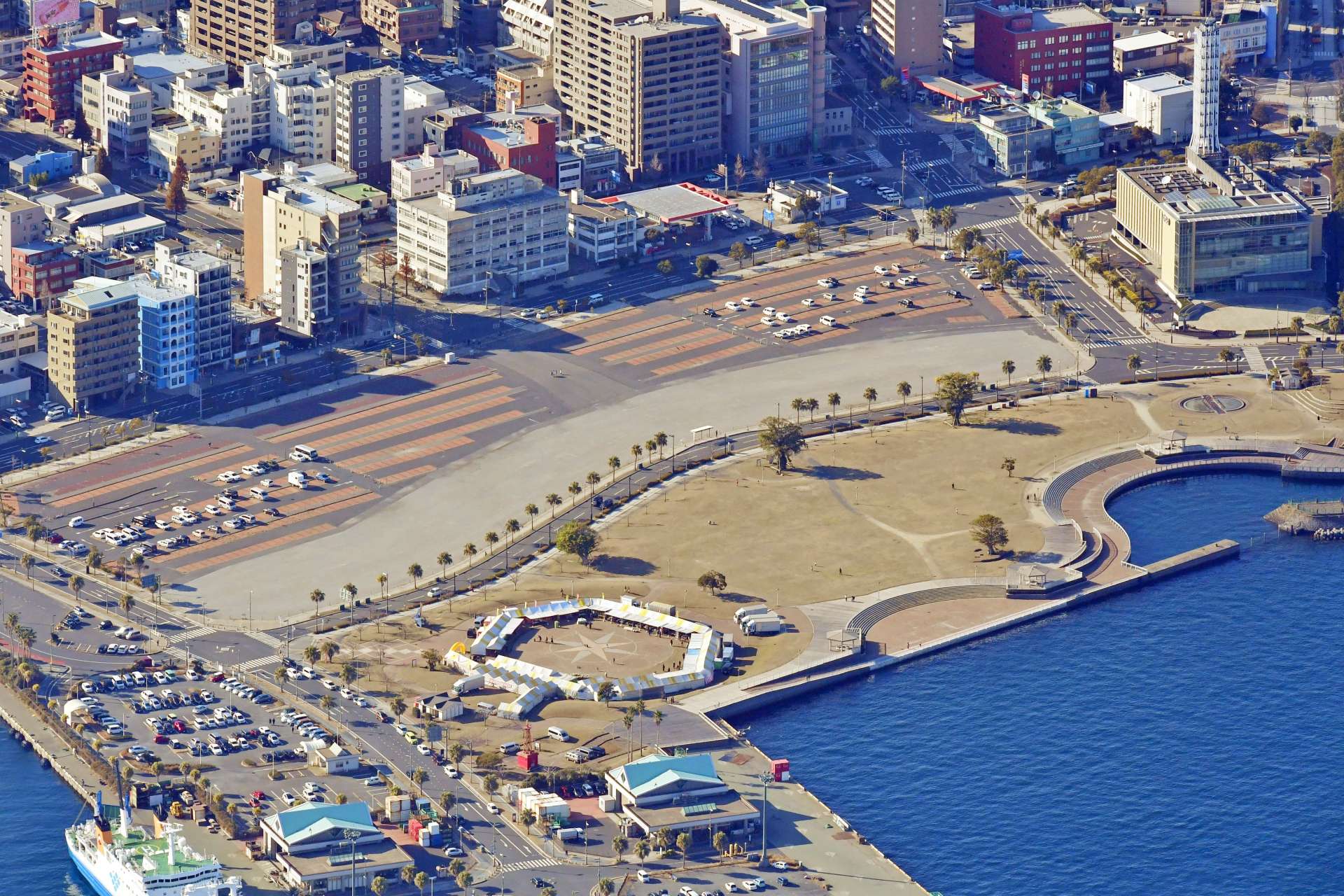 更地となっているドルフィンポート跡地（中央）で県の新総合体育館計画が進む＝１月８日、本社チャーター機から