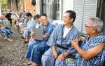 伝統行事「ボゼ祭り」を無事終え談笑する島民＝７日午後６時半、十島村悪石島
