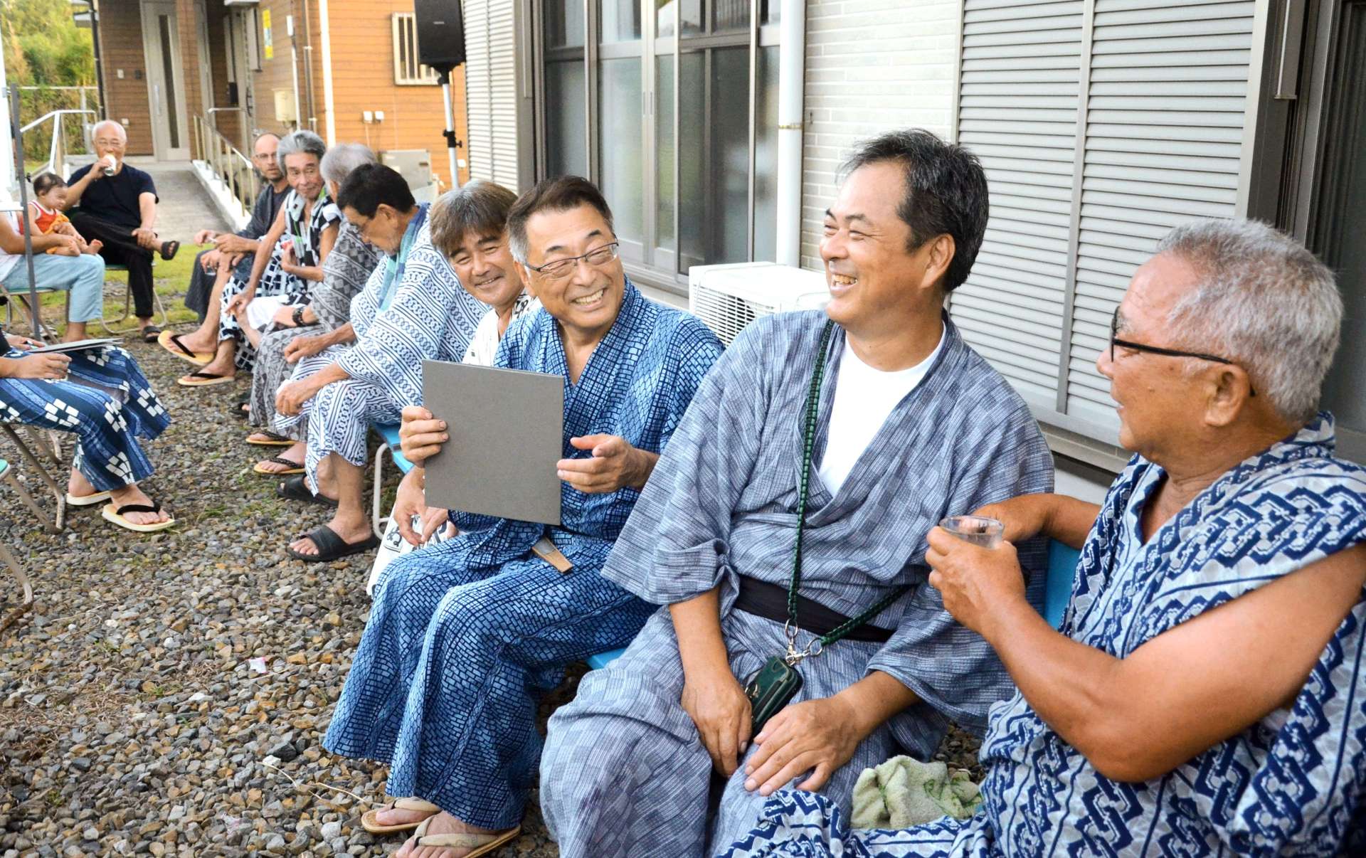 伝統行事「ボゼ祭り」を無事終え談笑する島民＝７日午後６時半、十島村悪石島
