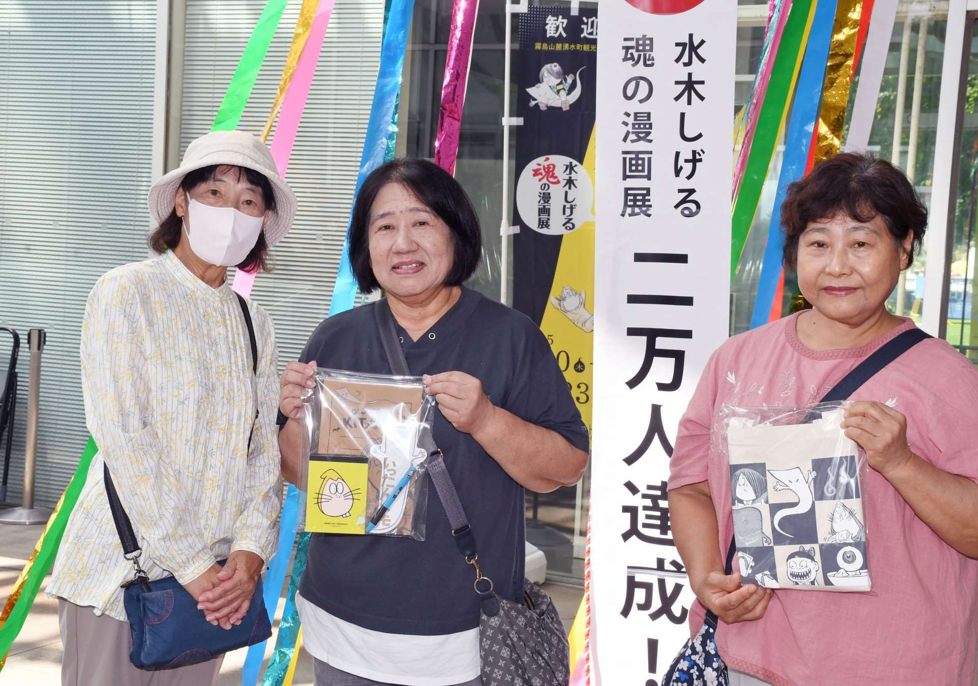 入場２万人目の郷優子さん（中央）＝１１日、湧水町の霧島アートの森