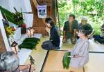 終焉の家で田中一村をしのぶ参加者＝奄美市名瀬有屋町