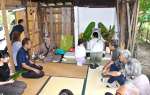 終焉の家で田中一村をしのぶ参加者＝奄美市名瀬有屋町
