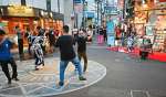 被災地に元気をと島唄で盛り上がる来場者＝鹿児島市千日町
