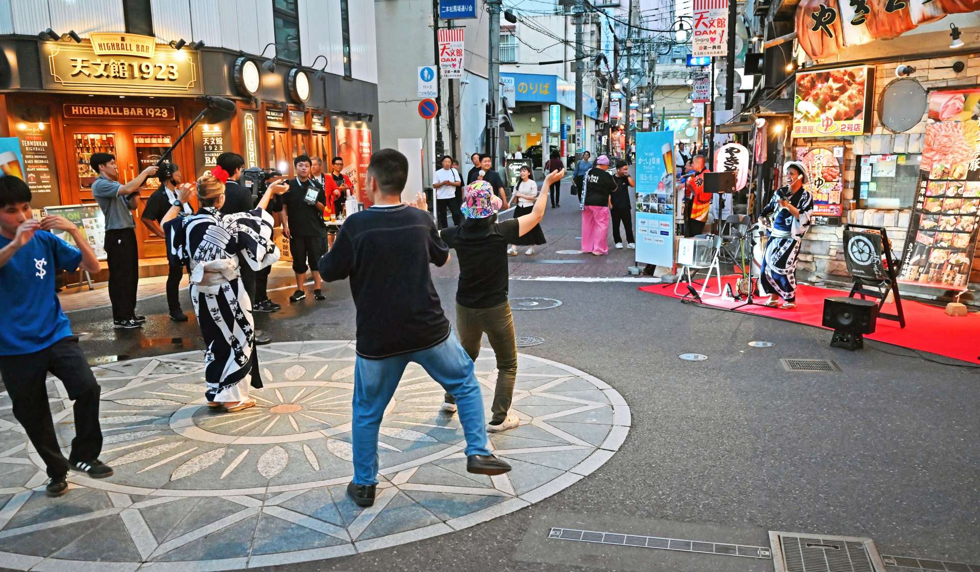 被災地に元気をと島唄で盛り上がる来場者＝鹿児島市千日町