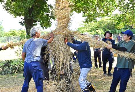 〈関連〉力を合わせて綱を編む住民ら＝７日、鹿屋市笠之原町の笠之原公園