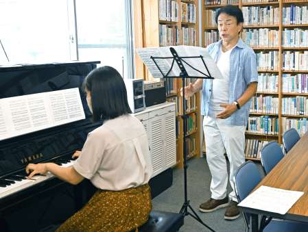 帰郷公演を前に音合わせをする池田敏也さん（奥）＝８日、鹿児島市加治屋町
