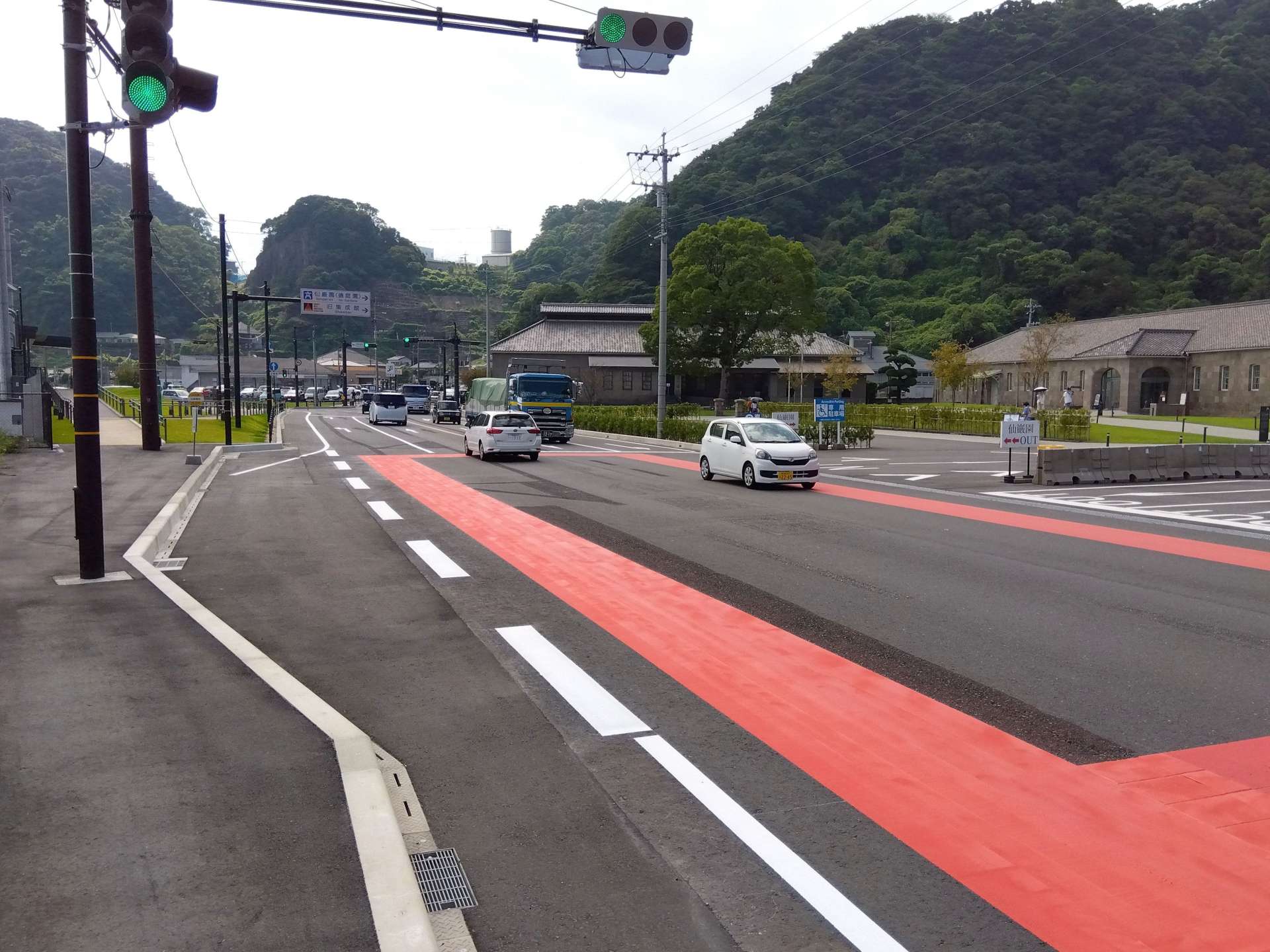 バス停が移設され事故対策工事が完了した仙巌園前の国道１０号＝１１日、鹿児島市吉野町
