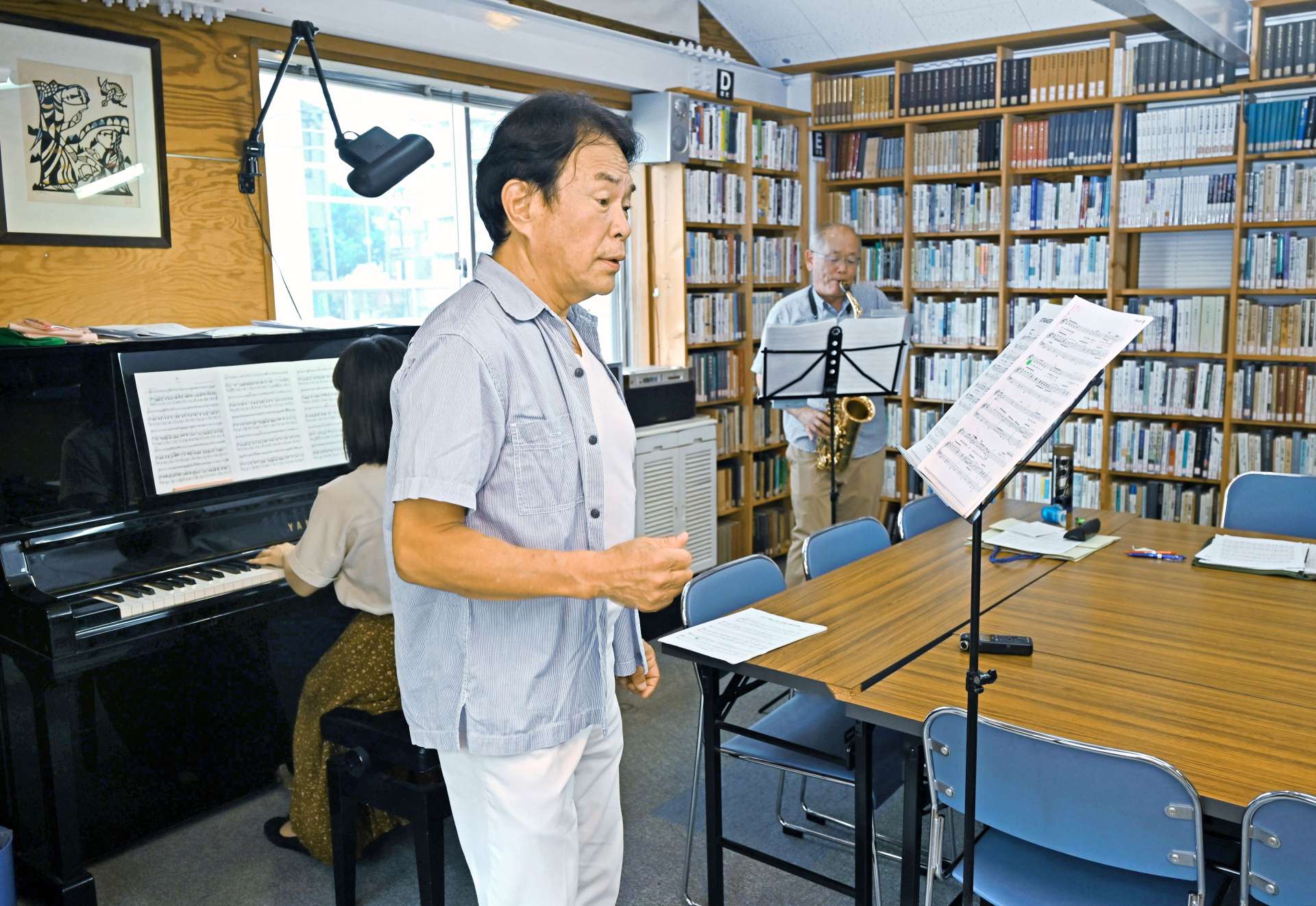 帰郷公演を前に音合わせをする池田敏彦さん（手前）＝８日、鹿児島市加治屋町