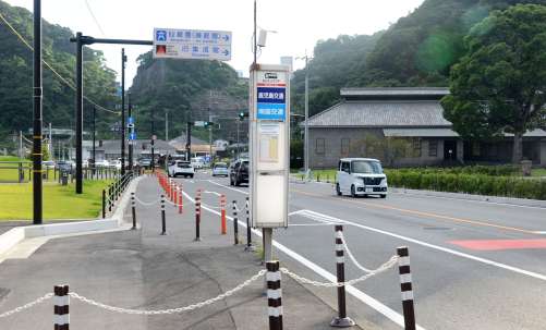 【見比べる】左折車線上にポツンと残された移設される前のバス停＝鹿児島市吉野町